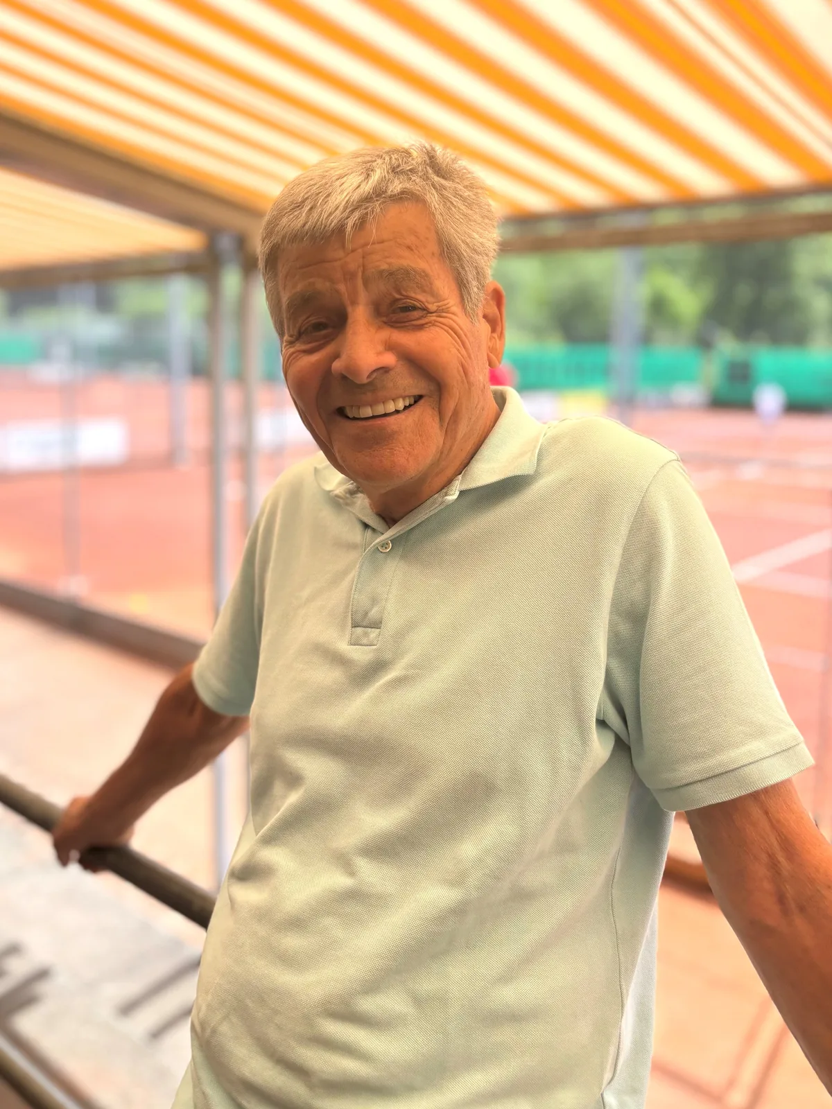 Obwohl er anfangs gar nicht Eishockey spielte, wurde Paul Lüssi schliesslich Präsident des EIE. Ein Mann im Poloshirt vor einer Turnhalle.